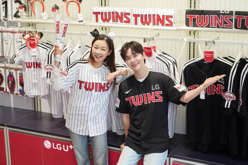 <span id='_stock_code_003550' data-stockcode='003550'>LG</span>유플러스 모델이 스포츠 굿즈 전문 매장으로 새단장한 일상의틈 잠실새내 직영점에서 LG트윈스 콜라보 굿즈를 소개하는 모습. <span id='_stock_code_032640' data-stockcode='032640'>LG유플러스</span> 제공