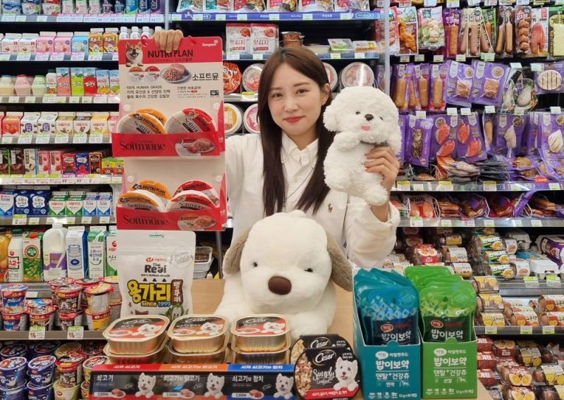 모델이 CU의 강아지 관련 제품을 들고 홍보하고 있다. <span id='_stock_code_282330' data-stockcode='282330'>BGF리테일</span> 제공