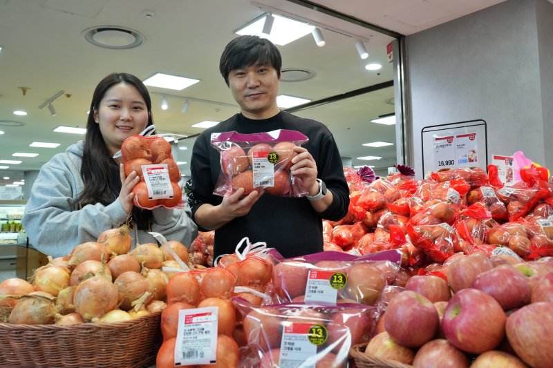 상품기획자들이 롯데마트 제타플렉스 잠실점에서 CA 저장 농산물을 홍보하고 있다. 롯데마트 제공