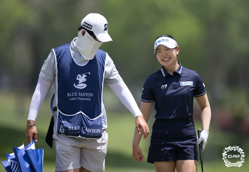 전날 박보겸과 공동 1위에 오른 유현조는 이날 경기 끝까지 치열하게 박보겸과 대결했다. KLPGA 제공