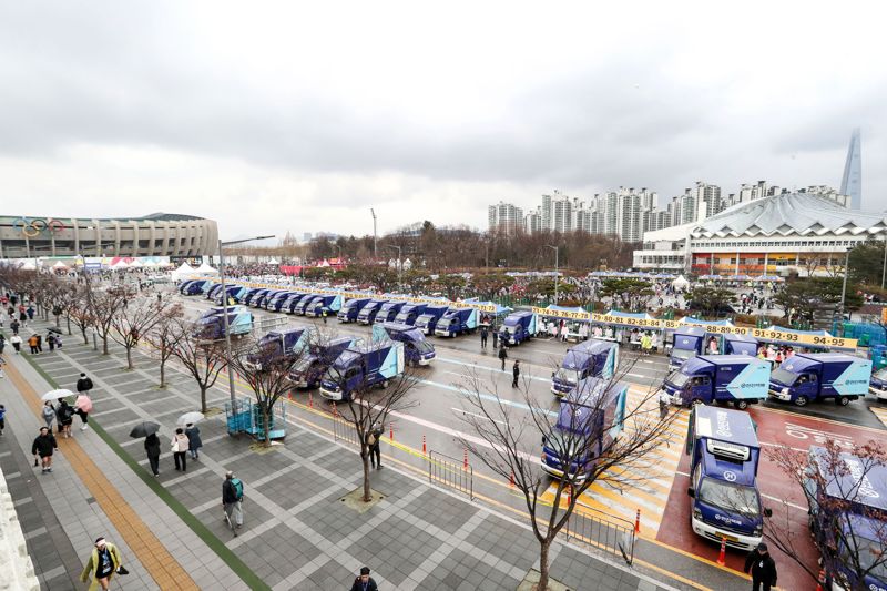 16일 오전 2025 서울마라톤 공식 물류사로 참여한 한진택배 차량들이 잠실종합운동장에서 대회 참가자들이 맡긴 개인물품을 전달하고 있다.