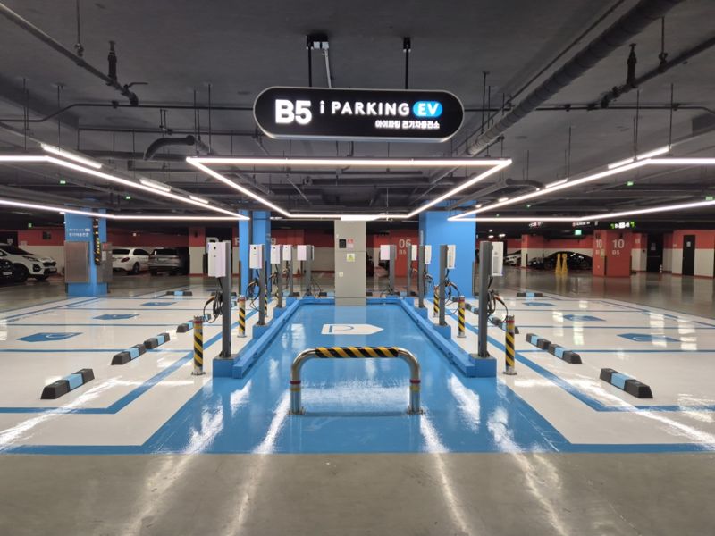 서울 종로구 ‘<span id='_stock_code_034730' data-stockcode='034730'>SK</span>그린캠퍼스’ 내 아이파킹 전기차 충전소 전경. <span id='_stock_code_096770' data-stockcode='096770'>SK이노베이션</span> E&S 제공