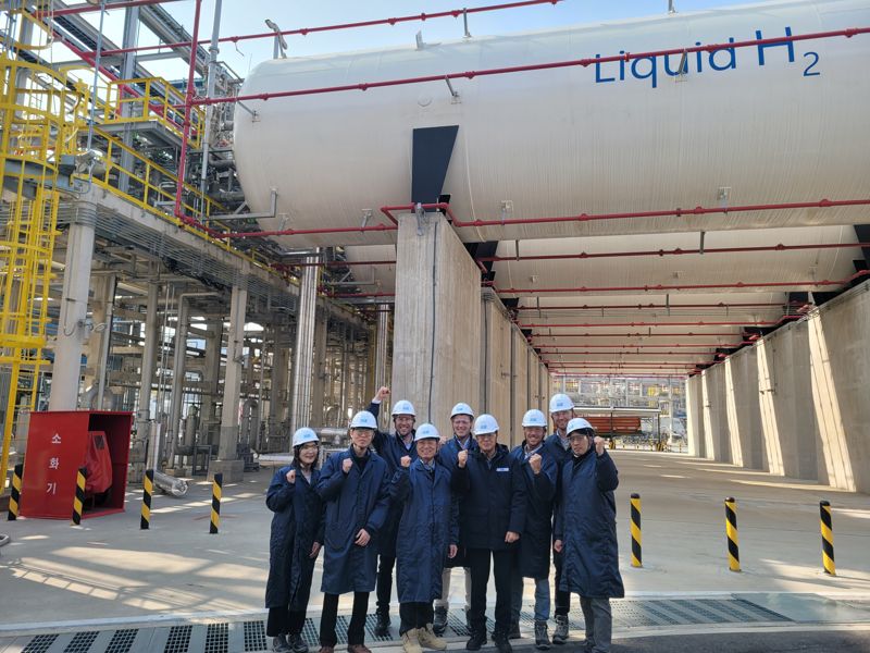 인천국제공항공사와 스키폴 공항 관계자들이 '친환경 수소공항 구현을 위한 워크숍' 일환으로 지난 11일 인천 서구에 위치한 <span id='_stock_code_096770' data-stockcode='096770'>SK이노베이션</span> E&amp;S의 자회사 아이지이 액화수소 생산플랜트를 방문해 기념촬영을 하고 있다. 인천국제공항공사 제공