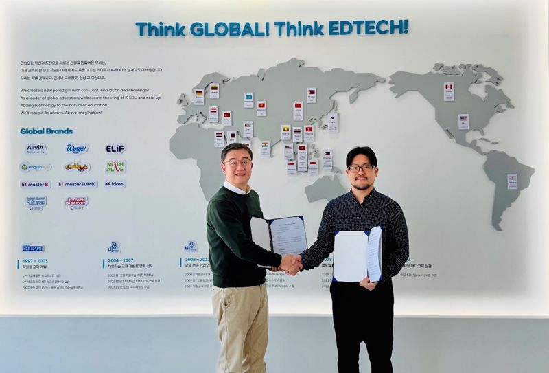 노중일 <span id='_stock_code_100220' data-stockcode='100220'>비상교육</span> 글로벌컴퍼니 대표(왼쪽)가 이승근 스무스리 대표와 마스터케이 계약을 체결하고 기념촬영을 하고 있다. 비상교육 제공