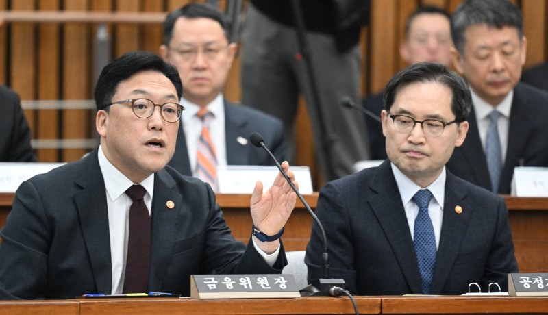 18일 국회에서 열린 정무위 전체회의의 홈플러스·MBK 파트너스 및 삼부토건 관련 긴급 현안질의에서 김병환 금융위원장(왼쪽)이 의원들 질의에 답하고 있다. 연합뉴스 제공