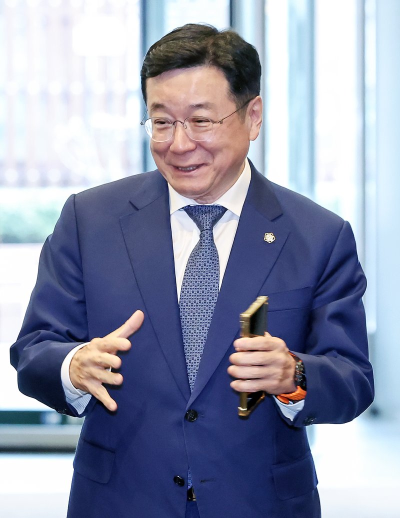 이찬희 삼성 준법감시위원회(준감위) 위원장이 18일 오후 서울 서초구 삼성생명 사옥에서 열린 준감위 정례회의에 참석하며 취재진의 질문에 답하고 있다. 뉴스1