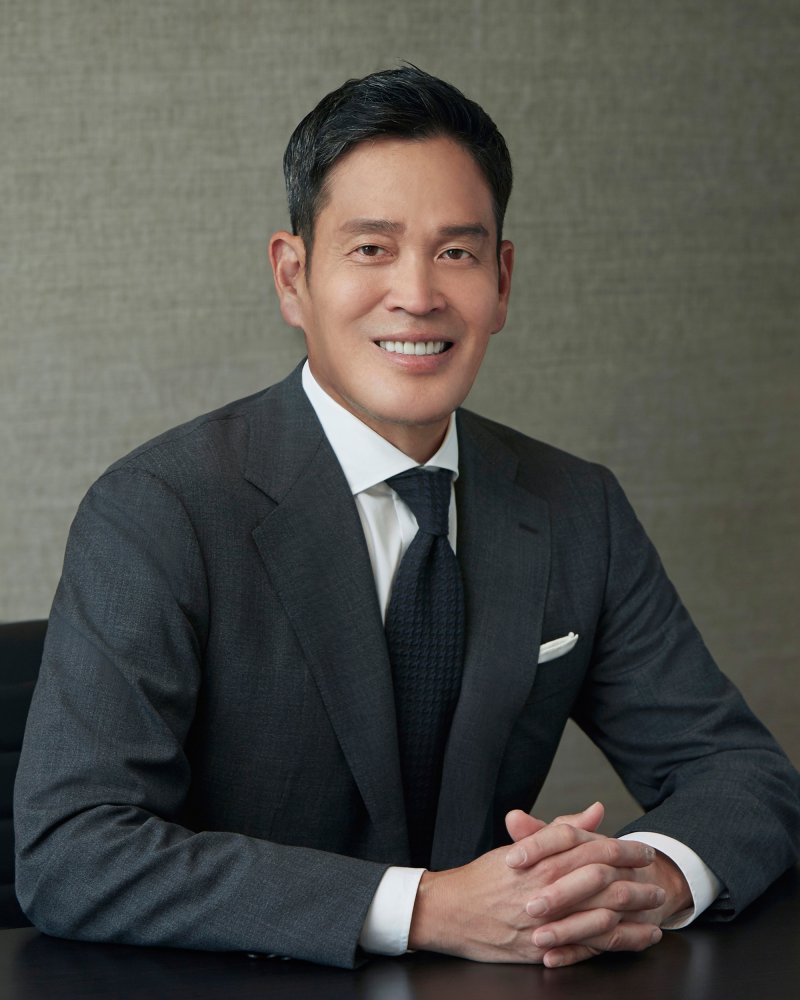 정용진, <span id='_stock_code_139480' data-stockcode='139480'>이마트</span> 흑자 전환에도 '성과급 삭감'