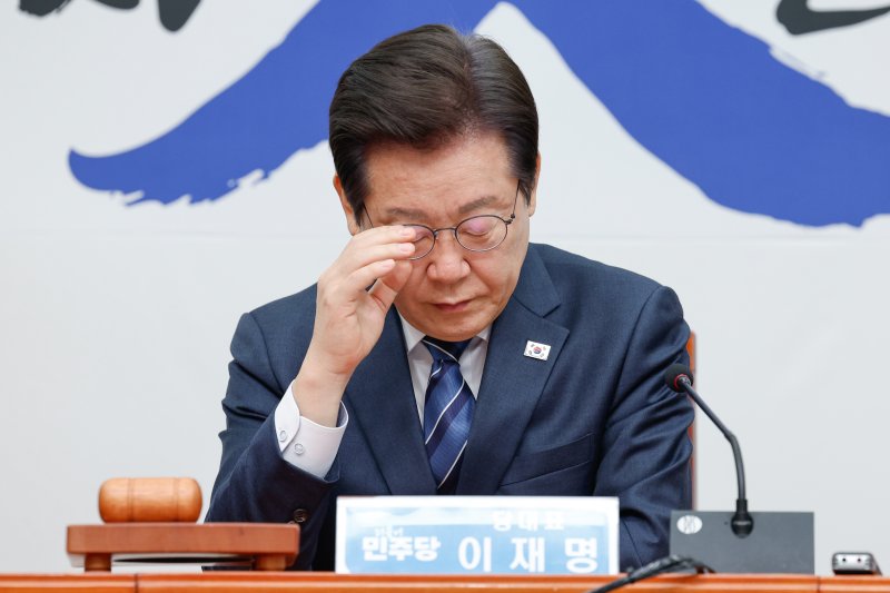 이재명 더불어민주당 대표가 지난 17일 오전 서울 여의도 국회에서 열린 최고위원회의에 참석해 안경을 고쳐쓰고 있다. /사진=뉴스1