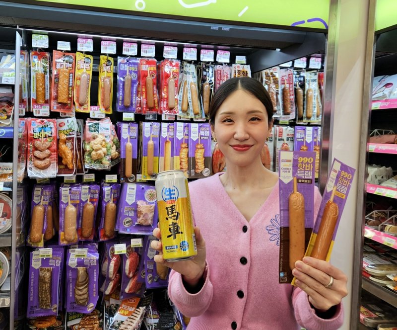 모델이 '득템 시리즈' 상품을 들고 홍보하고 있다. <span id='_stock_code_282330' data-stockcode='282330'>BGF리테일</span> 제공