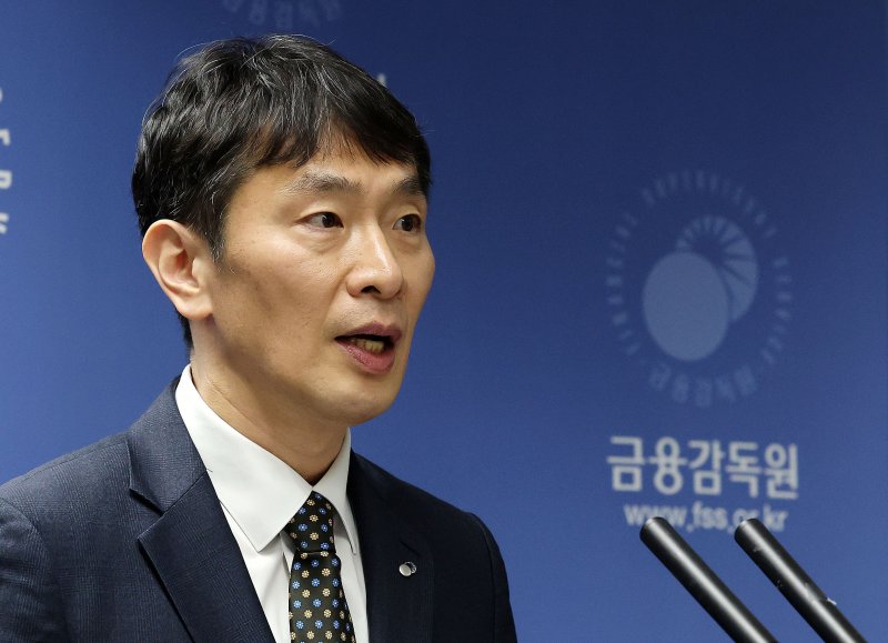 이복현 금융감독원장이 19일 서울 여의도 금융감독원에서 주요 현안 관련 기자간담회를 갖고 있다. 사진=뉴스1화상