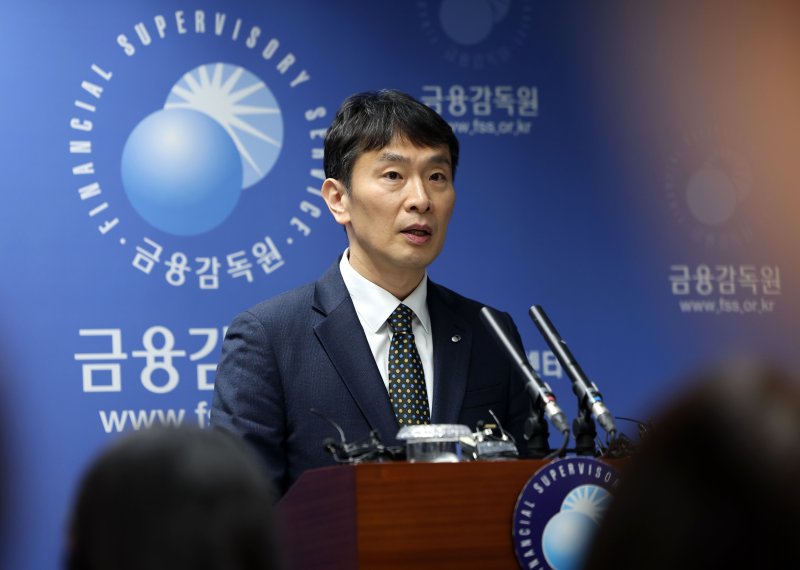 이복현 금융감독원장이 19일 오전 서울 영등포구 금융감독원에서 우리금융 경영평가등급과 홈플러스 사태, 상법 개정안 등 주요 현안에 대한 긴급 브리핑을 하고 있다.사진=뉴시스