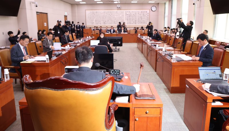 19일 오전 서울 여의도 국회에서 열린 법제사법위원회 법안심사제1소위원회에서 박범계 1소위원장이 의사봉을 두드리고 있다. 뉴시스
