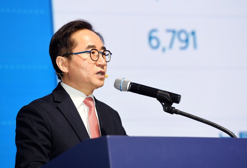 장덕현 삼성전기 대표이사 사장이 19일 서울 서초구 양재동에서 열린 제52기 정기주주총회에서 발언하고 있다. 삼성전기 제공