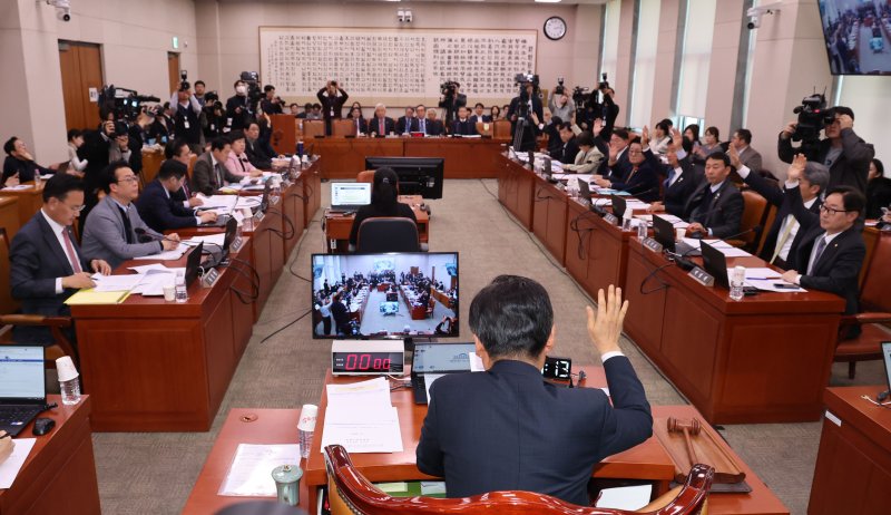 정청래 법사위원장이 19일 서울 여의도 국회에서 열린 법제사법위원회 전체회의에서 명태균 증인 채택 관련 투표를 하고 있다. 뉴시스
