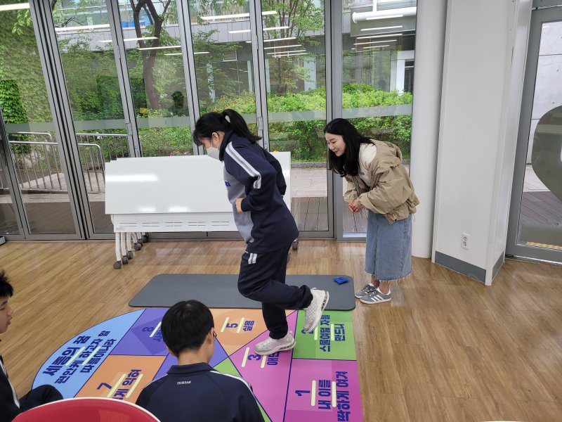 한글문화 체험 교육 프로그램 &#39;신체 활동으로 한글 표현하기&#39; 모습. 국립한글박물관 제공