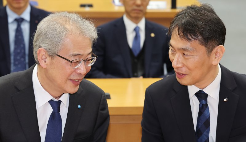 서울 종로구 한국금융연수원에서 열린 사외이사 양성 및 역량 강화를 위한 업무협약식에 이복현 금융감독원장(오른쪽)과 임종룡 우리금융그룹 회장이 대화를 나누고 있다. 뉴스1