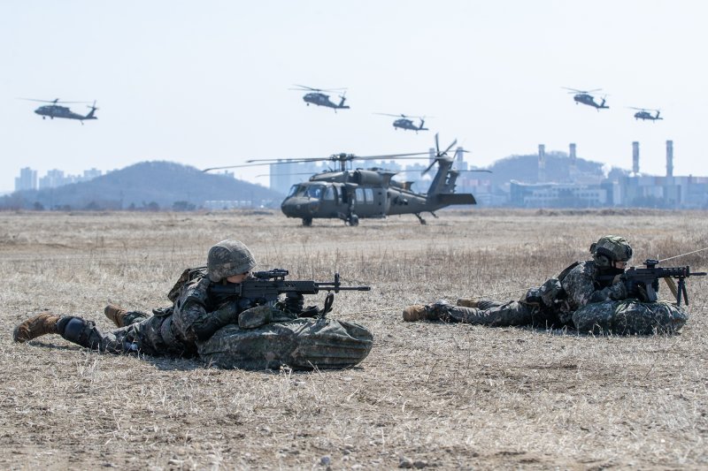 육군 제17보병사단은 2025년 FS/TIGER와 연계하여 지난 16일부터 인천시 일대 및 경기도 파주 무건리훈련장에서 '한미연합전투지휘훈련'을 실시하고 있다고 19일 밝혔다. 공중기동훈련에 참가한 한측 장병들이 미군 헬기에 탑승하기 위해 착륙지대에 집결해 주변을 경계하고 있다. 사진=육군 제공