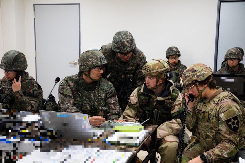 제17보병사단은 2025년 FS/TIGER의 일환으로 지난 16일부터 인천 일대 및 경기도 파주 무건리훈련장에서 '한미연합 전투지휘훈련'을 실시하고 있다고 19일 밝혔다. 17사단은 전군 유일 사단급 한미연합 전투지휘훈련을 실시하는 부대이다. 이번 훈련에는 한미 양국군 장병 1200여 명이 참가하였으며, 전투지휘훈련과 야외기동훈련(CWMD 및 공중기동)을 연계하여 실시해 훈련의 실전성을 높였다. 사진은 CWMD훈련에 참가한 한미 장병들이 의심시설 내부로 진입할 계획을 수립하고 있는 모습. 사진=육군 제공