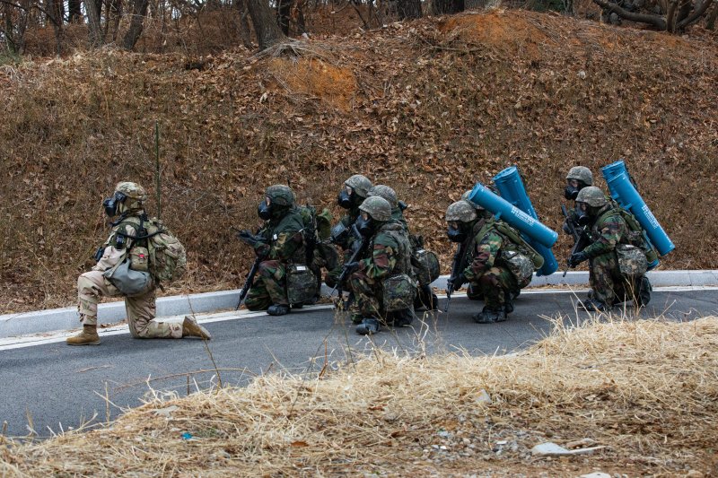 제17보병사단은 2025년 FS/TIGER의 일환으로 지난 16일부터 인천 일대 및 경기도 파주 무건리훈련장에서 '한미연합 전투지휘훈련'을 실시하고 있다고 19일 밝혔다. 17사단은 전군 유일 사단급 한미연합 전투지휘훈련을 실시하는 부대이다. 이번 훈련에는 한미 양국군 장병 1200여 명이 참가하였으며, 전투지휘훈련과 야외기동훈련(CWMD 및 공중기동)을 연계하여 실시해 훈련의 실전성을 높였다. 사진은 CWMD-TF 장병들이 의심시설 주변에 남아 있는 장애물과 지뢰지대를 개척하기 위해 준비하고 있는 모습. 사진=육군 제공