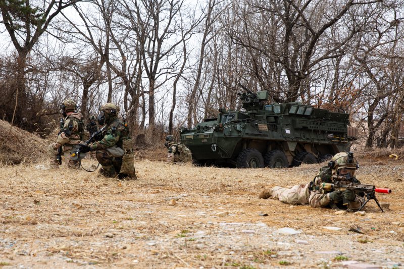 제17보병사단은 2025년 FS/TIGER의 일환으로 지난 16일부터 인천 일대 및 경기도 파주 무건리훈련장에서 '한미연합 전투지휘훈련'을 실시하고 있다고 19일 밝혔다. 17사단은 전군 유일 사단급 한미연합 전투지휘훈련을 실시하는 부대이다. 이번 훈련에는 한미 양국군 장병 1200여 명이 참가하였으며, 전투지휘훈련과 야외기동훈련(CWMD 및 공중기동)을 연계하여 실시해 훈련의 실전성을 높였다. 사진은 CWMD-TF 장병들이 의심시설 주변을 정찰하고 잔적들을 소탕하고 있는 모습. 사진=육군 제공