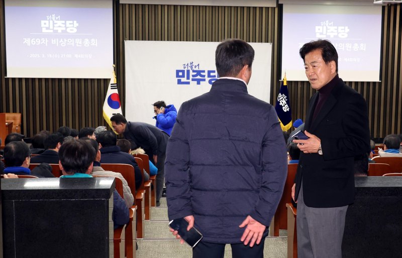 정동영(오른쪽) 더불어민주당 의원과 한병도 의원이 19일 오후 서울 여의도 국회에서 열린 비상의원총회에서 대화를 하고 있다. /사진=뉴시스화상