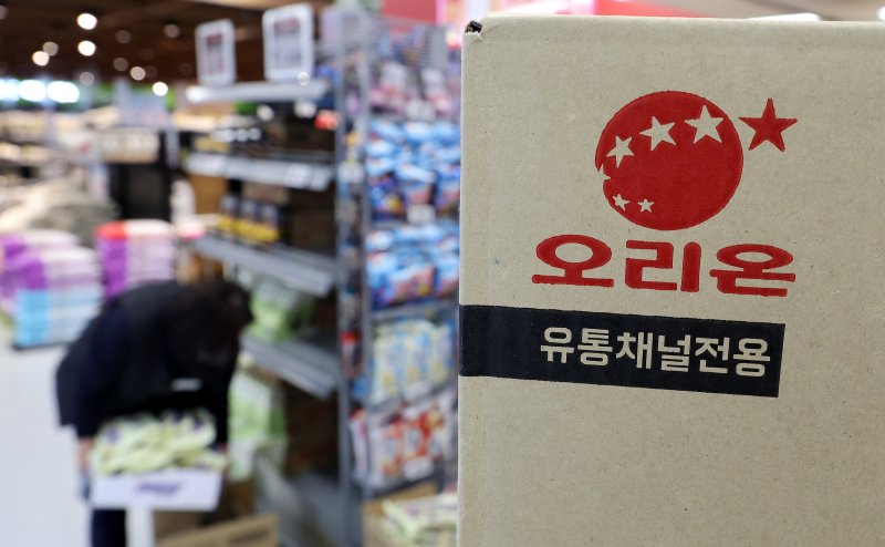 28일 서울의 한 대형마트에 <span id='_stock_code_271560' data-stockcode='271560'>오리온</span> 제품 과자박스가 놓여 있다. 사진=뉴스1
