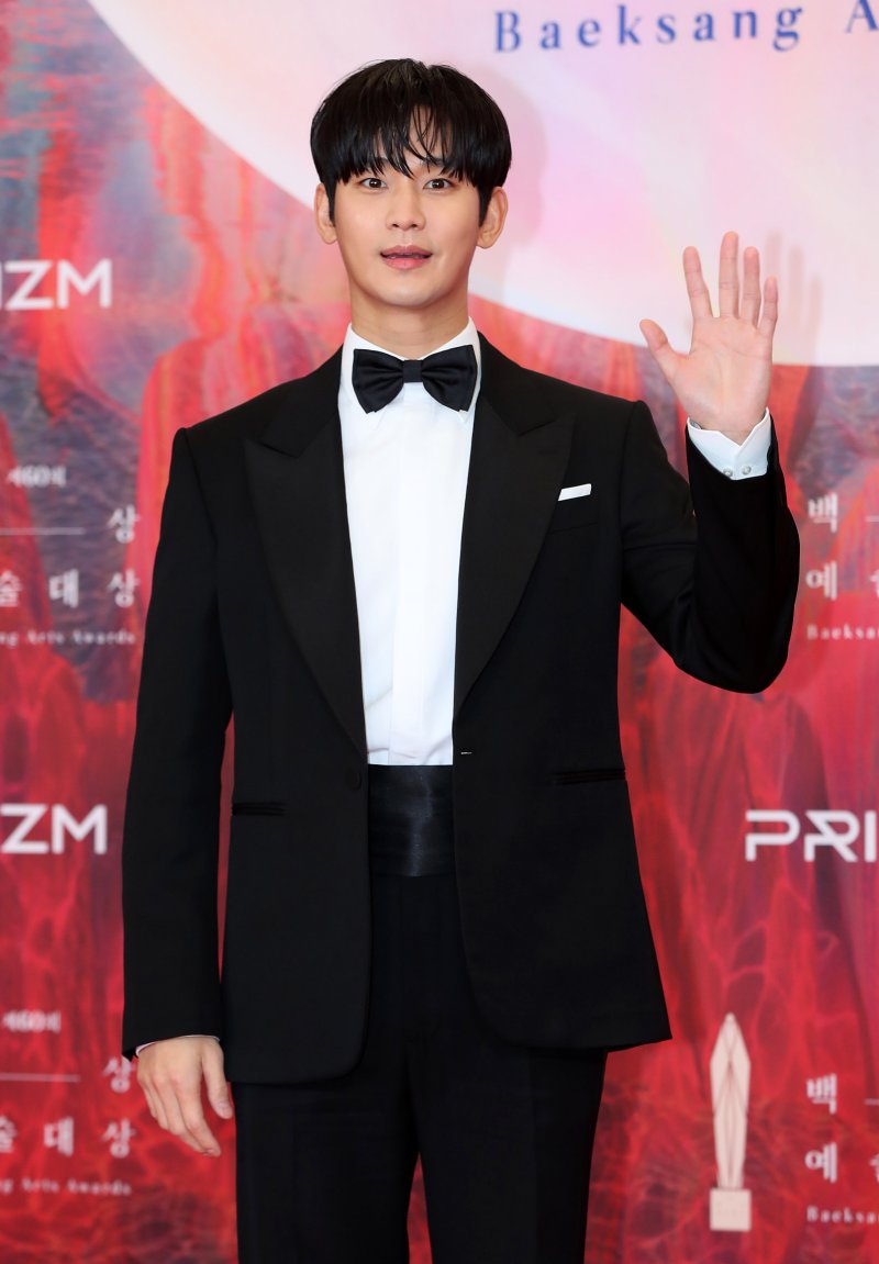 배우 김수현이 7일 오후 서울 강남구 코엑스에서 열린 제60회 백상예술대상 시상식에서 레드카펫을 밟고 있다.