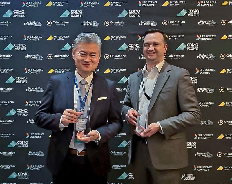 <span id='_stock_code_207940' data-stockcode='207940'>삼성바이오로직스</span>는 19일(현지시간) 미국 뉴욕에서 열린 'CDMO 리더십 어워즈'에서 수상했다고 밝혔다. 제임스 최 영업지원담당 부사장(왼쪽)과 케빈 샤프 Sales&amp;Operation담당 부사장 등 삼성바이오로직스 관계자들이 수상 후 기념촬영을 하고 있다. 삼성바이오로직스 제공