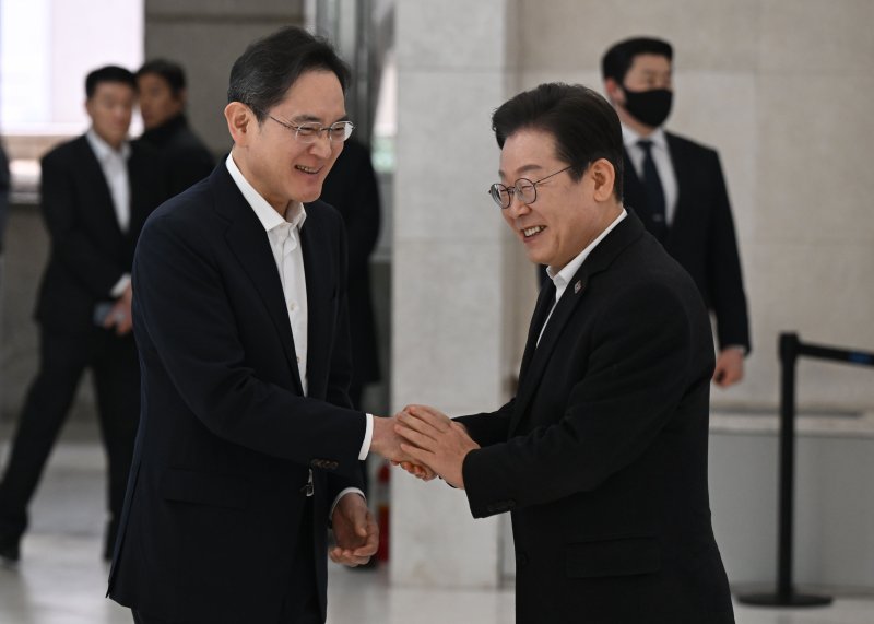 이재명 더불어민주당 대표가 20일 오전 서울 강남구 삼성 청년 소프트웨어 아카데미(SSAFY)에서 열린 청년 취업 지원을 위한 현장 간담회에 앞서 마중 나온 이재용 <span id='_stock_code_005930' data-stockcode='005930'>삼성전자</span> 회장과 인사하고 있다. (공동취재) 뉴스1