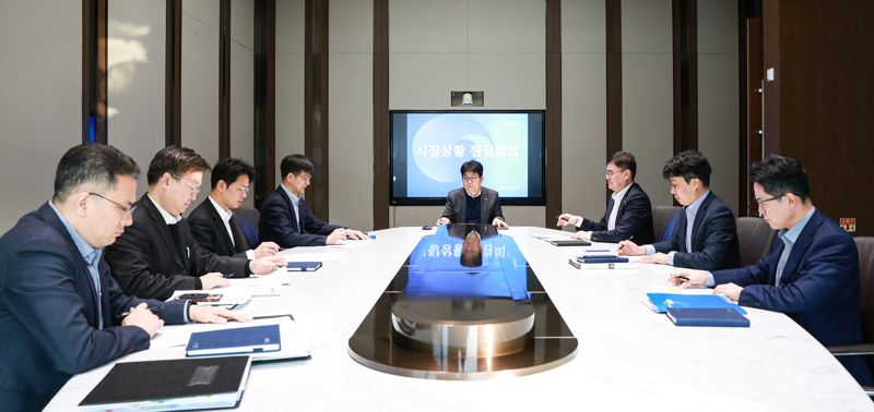 유상대 한국은행 부총재(가운데)가 20일 오전 서울 중구 한국은행 본관 16층에서 개최된 '시장상황 점검회의'에서 발언하고 있다. 한국은행 제공.
