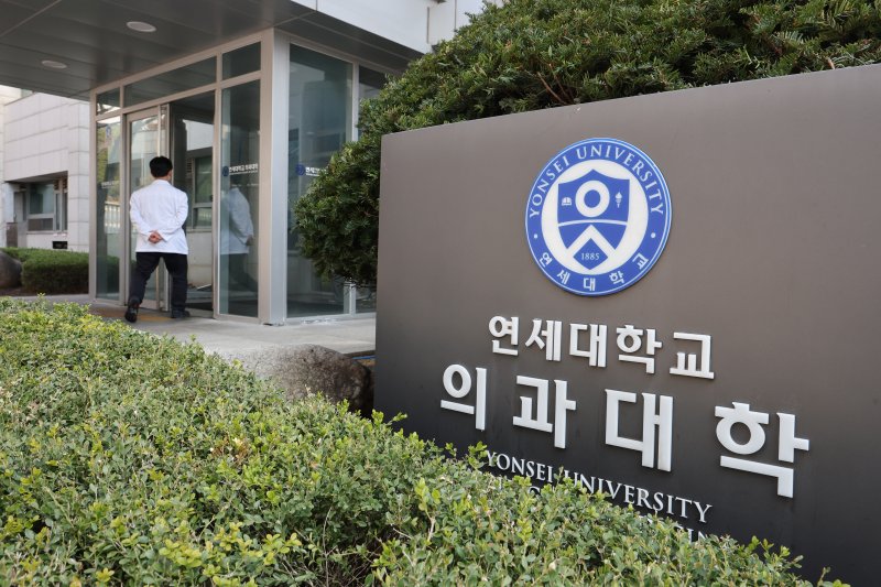 의대생 복귀시한 임박…연세대·고려대는 21일부터 (서울=연합뉴스) 임화영 기자 = 의대생의 복귀 '데드라인'이 코앞에 닥쳤다. 20일 전국 의대를 취재한 바를 종합하면 고려대, 연세대, 경북대는 21일을 등록 시한으로 잡았다. 대부분 학교가 전체 학사일정의 4분의 1가량 되는 시점까지 복학신청이나 등록하지 않을 경우 유급·제적하도록 학칙으로 정하고 있어 해당 시점까지 돌아오지 않는 학생에 대한 처분이 불가피할 전망이다. 다음 주를 복귀 시한으로 정한 대학은 건양대(24일), 서울대·이화여대·부산대(27일), 경희대·인하대·전남대·조