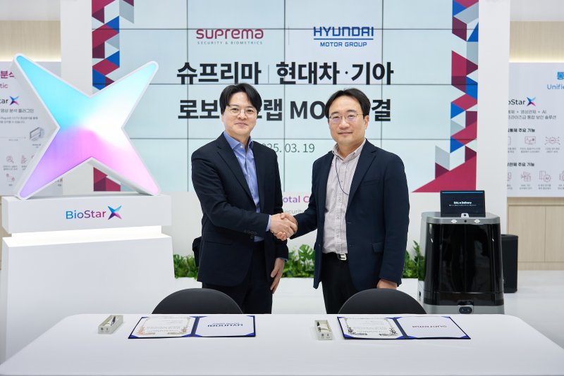 지난 19일 경기 고양 킨텍스에서 현동진 <span id='_stock_code_005380' data-stockcode='005380'>현대차</span>·<span id='_stock_code_000270' data-stockcode='000270'>기아</span> 로보틱스랩장 상무(오른쪽)와 김한철 <span id='_stock_code_236200' data-stockcode='236200'>슈프리마</span> 대표가 로봇 친화 빌딩 구축 확대를 위한 업무협약식 후 기념촬영을 하고 있다. 현대차그룹 제공