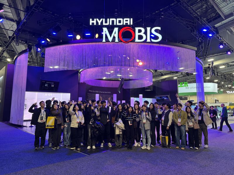 올해 초 미국 라스베이거스에서 열린 세계 최대 가전·정보기술(IT) 전시회 CES 2025에 참가한 미국 공대 학생들이 <span id='_stock_code_012330' data-stockcode='012330'>현대모비스</span> 부스 앞에서 기념 촬영하고 있다. 현대모비스 제공