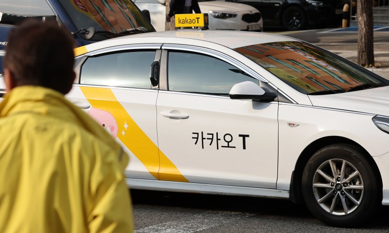 서울 중구 서울역 택시 승강장에 정차한 <span id='_stock_code_035720' data-stockcode='035720'>카카오</span> 택시. 사진은 기사와 무관함. 뉴스1