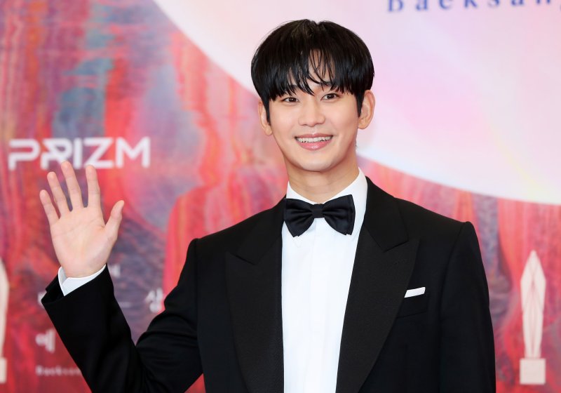 배우 김수현이 7일 오후 서울 강남구 코엑스에서 열린 제60회 백상예술대상 시상식에서 레드카펫을 밟고 있다. 뉴시스