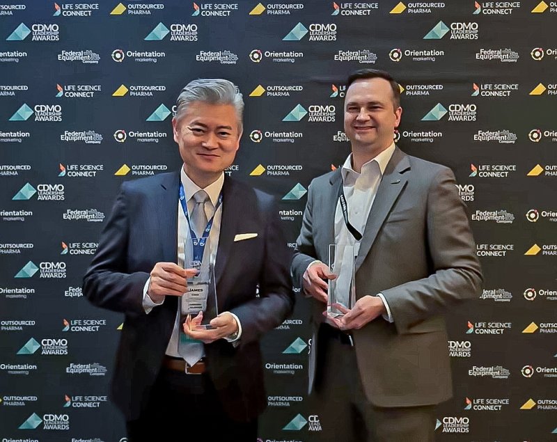 <span id='_stock_code_207940' data-stockcode='207940'>삼성바이오로직스</span>는 19일(현지시간) 미국 뉴욕에서 열린 'CDMO 리더십 어워즈'에서 수상했다고 밝혔다. 제임스 최 영업지원담당 부사장(왼쪽)과 케빈 샤프 Sales&amp;Operation담당 부사장 등 삼성바이오로직스 관계자들이 수상 후 기념촬영을 하고 있다. 삼성바이오로직스 제공