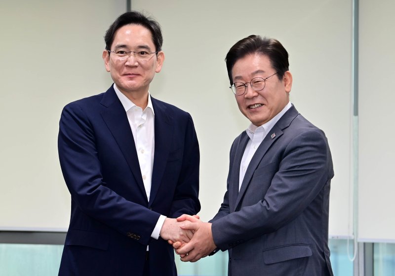 이재명 더불어민주당 대표와 이재용 <span id='_stock_code_005930' data-stockcode='005930'>삼성전자</span> 회장이 20일 오전 서울 강남구 삼성 청년 소프트웨어 아카데미(SSAFY)에서 환담에 앞서 기념촬영을 하고 있다. 뉴스1