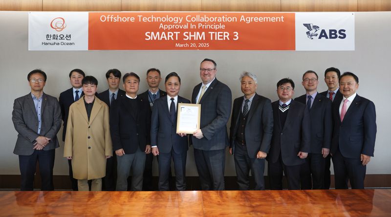 손영창 <span id='_stock_code_042660' data-stockcode='042660'>한화오션</span> 제품전략기술원장 부사장(첫째줄 왼쪽 네번째), 패트릭 라이언 ABS 최고기술경영자(첫째줄 왼쪽 다섯번째) 등 양사 관계자가 개념 승인 수여식을 마친 뒤 기념 촬영을 하고 있다. 한화오션 제공