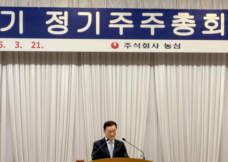 이병학 <span id='_stock_code_004370' data-stockcode='004370'>농심</span> 대표이사가 21일 서울 영등포구 농심 본사에서 열린 제61기 정기주주총회에 참석해 있다. 연합뉴스