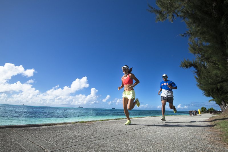 마라톤 대회 참가를 위해 사이판을 찾은 여행객들이 푸른 태평양 바다를 바라보며 달리고 있다. 마리아나관광청 제공