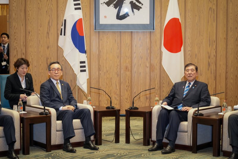 조태열 외교부 장관이 21일 도쿄 총리 관저에서 한중일 외교장관회의 계기로 이시바 시게루 일본 총리를 예방하고 있다. 사진=외교부