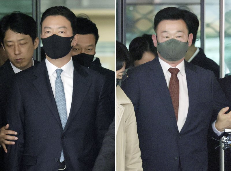 윤석열 대통령 체포 방해 혐의를 받는 대통령경호처 김성훈(왼쪽) 차장과 이광우 경호본부장이 21일 서울 마포구 서울서부지방법원에서 열린 영장실질심사를 마치고 대기 장소로 이동하고 있다. 사진=뉴시스