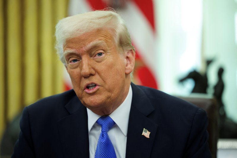 도널드 트럼프 미국 대통령이 21일(현지시간) 백악관 집무실에서 기자회견을 하고 있다. 트럼프 대통령은 다음 달 2일부터 '상호관세'가 예외 없이 시행된다면서도 '유연하게' 적용하겠다고 강조했다. 로이터 연합