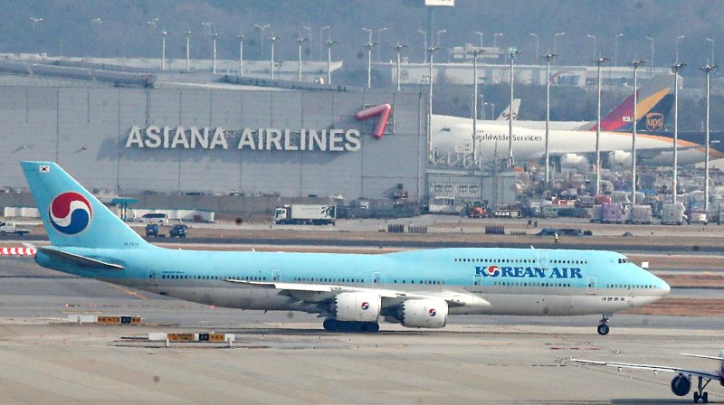 인천공항 계류장 및 활주로에 대기 중인 <span id='_stock_code_003490' data-stockcode='003490'>대한항공</span>과 <span id='_stock_code_020560' data-stockcode='020560'>아시아나항공</span> 여객기 모습. 뉴스1