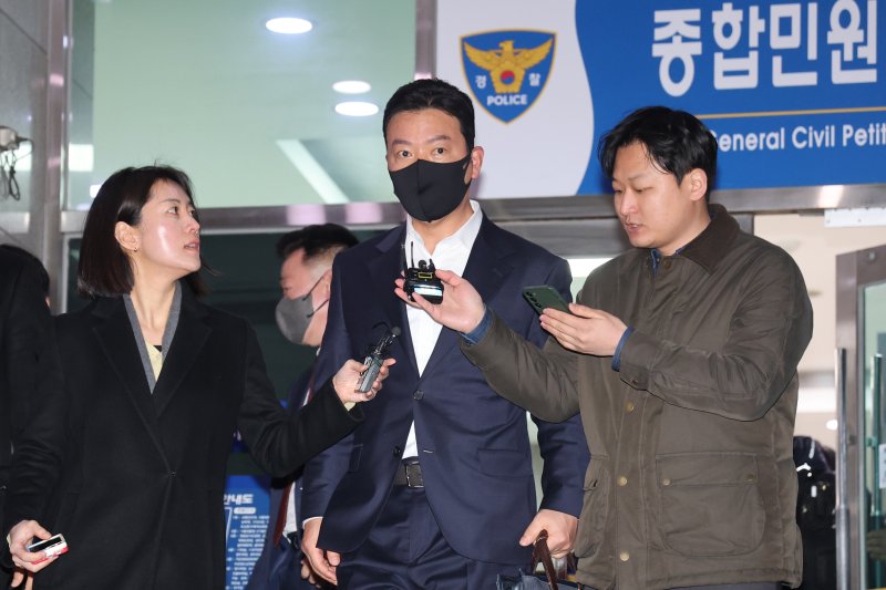 윤석열 대통령 체포 방해 혐의를 받는 대통령경호처 김성훈 차장이 지난 21일 구속영장이 기각된 뒤 서울 남대문경찰서를 나서고 있다. 연합뉴스