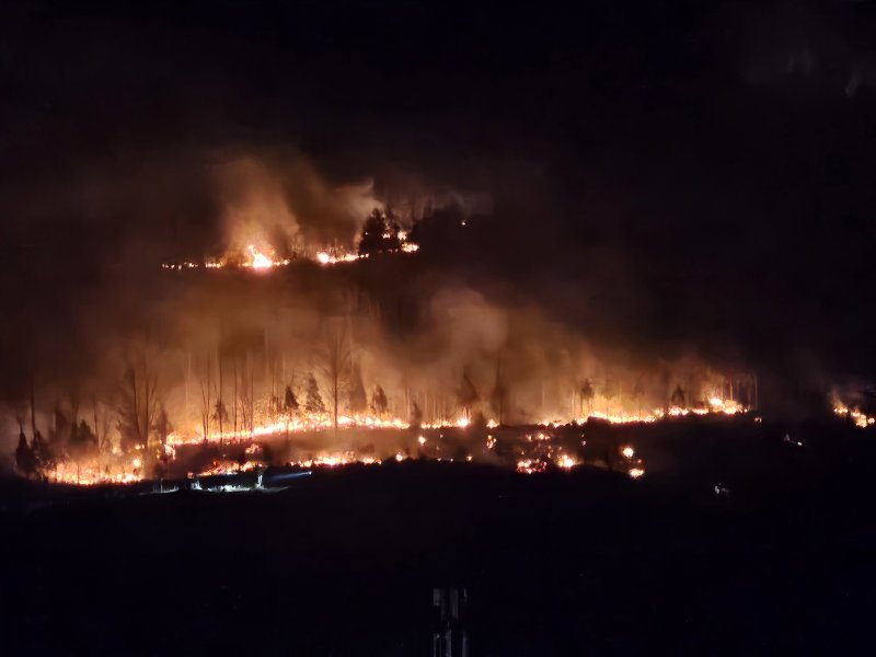 (산청=뉴스1) 한송학 기자 = 22일 경남 산청 시천면에서 전날 발생한 산불이 밤까지 이어지고 있다. 2025.3.22/뉴스1 /사진=뉴스1화상