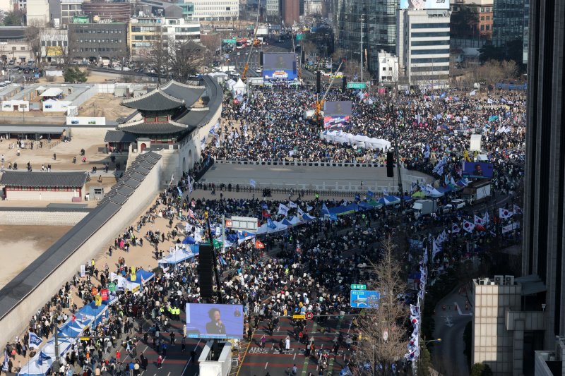 22일 서울 광화문 앞에서 열린 윤석열 대통령 탄핵과 즉각퇴진 촉구 집회에서 참석자들이 구호를 외치고 있다. /사진=뉴스1화상