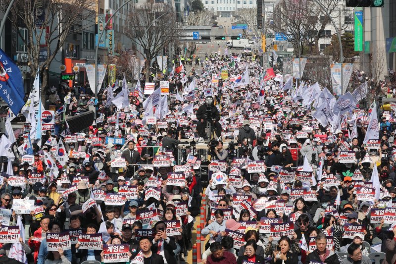 22일 강원도청 앞 중앙로터리에서 개신교 단체 세이브코리아 등 보수 단체가 국가비상기도회를 열고 윤석열 대통령 탄핵 반대를 외치고 있다. 이날 집회에는 경찰 추산 2천명, 주최 측 추산 3천명이 모였다. 연합뉴스