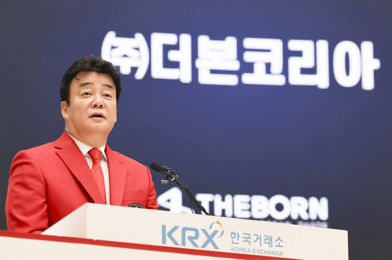 백종원 더본코리아 대표가 지난해 11월 서울 여의도 한국거래소 홍보관에서 열린 더본 코리아 상장식에서 기념사를 하고 있다. /사진=뉴시스
