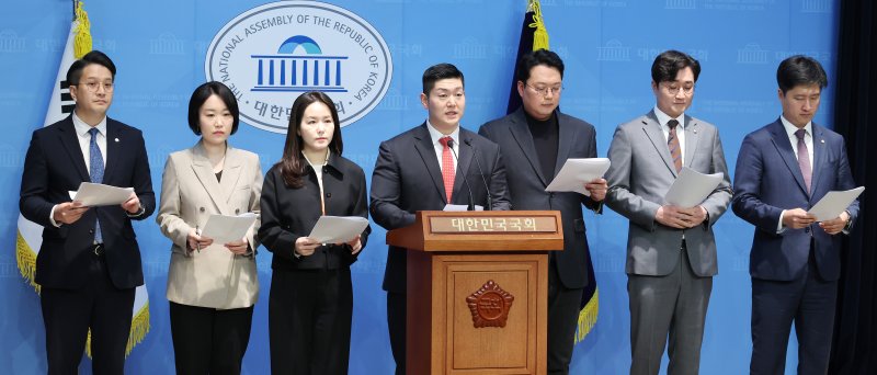 국민연금 개혁안에 반대하는 30·40세대 여야 의원들이 23일 국회 소통관에서 '더 나은 연금개혁을 요구하는 국회의원'이라는 이름 아래 모여 긴급 기자회견을 열고 있다. 왼쪽부터 더불어민주당 전용기, 이소영 의원, 개혁신당 이주영, 국민의힘 김재섭, 개혁신당 천하람, 더불어민주당 장철민, 국민의힘 우재준 의원. 연합뉴스